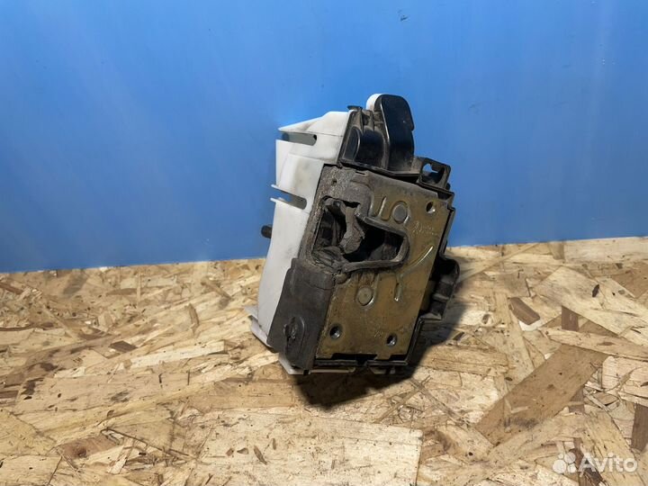 Замок задний правый golf 3