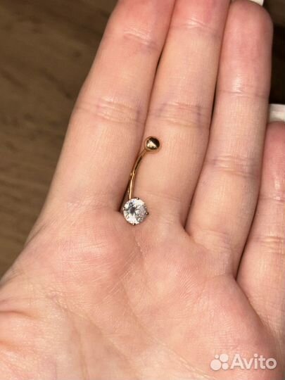 Пирсинг в пупок золотой
