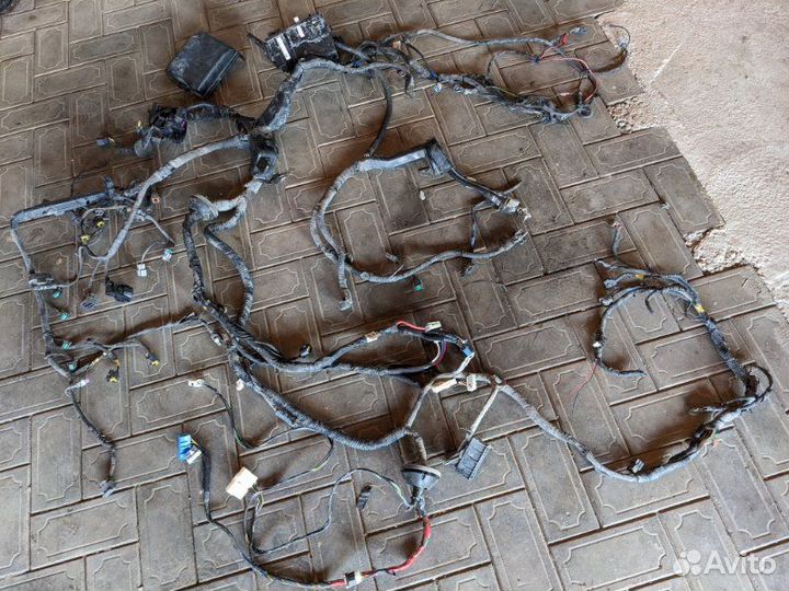 Блок предохранителей (проводка моторного отсека)