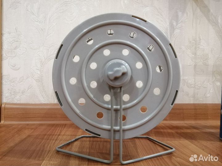 Железное колесо для грызуна на подставке