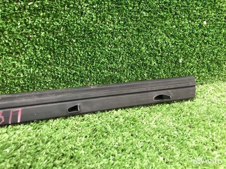 Уплотнитель стекла двери задний правый Toyota Rav4