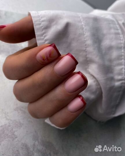 Модель на маникюр