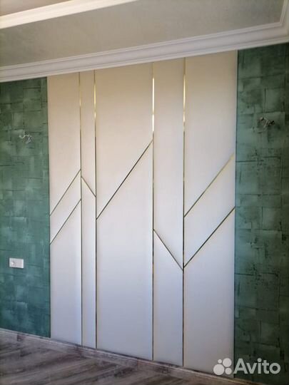 Мягкие стеновые панели с латунным профилем