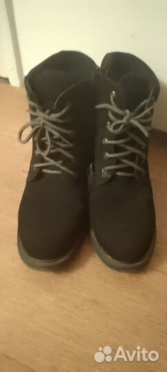 Продаю женские ботинки