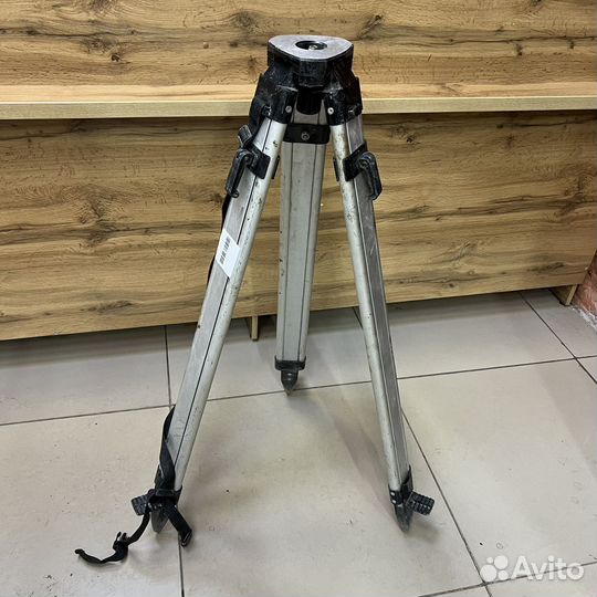 Тренога на невелир