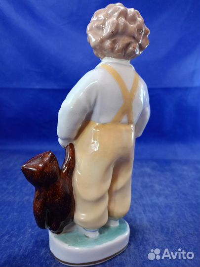 Фарфоровая статуэтка Мальчик с мишкой Первосчет