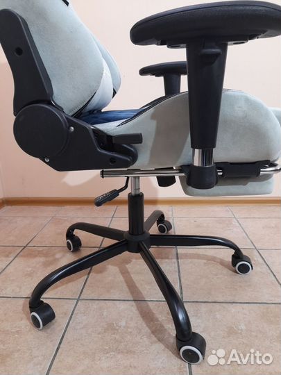 Игровое компьютерное кресло с подставкой под ноги