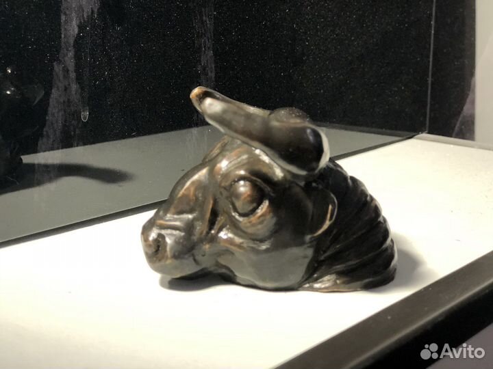 Бронзовая фигура, голова быка