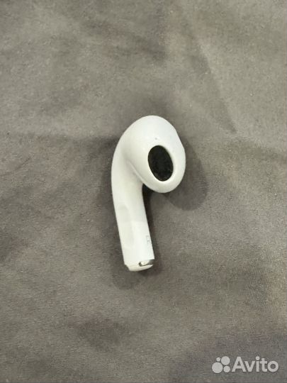 Два наушника airpods 3