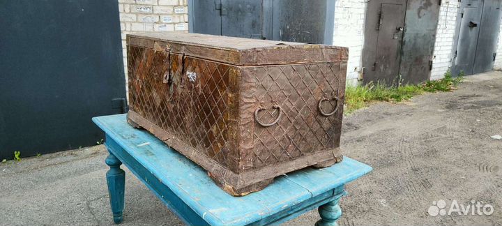 Сундук старинный
