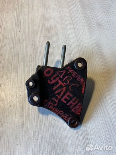 Кронштейн двигателя правый Mitsubishi Outlander 3