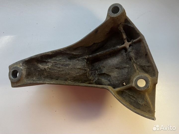 Левый кронштейн АКПП А6 С5