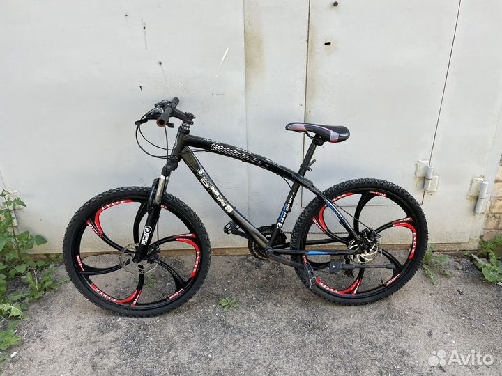 Велосипед BMW на литых дисках