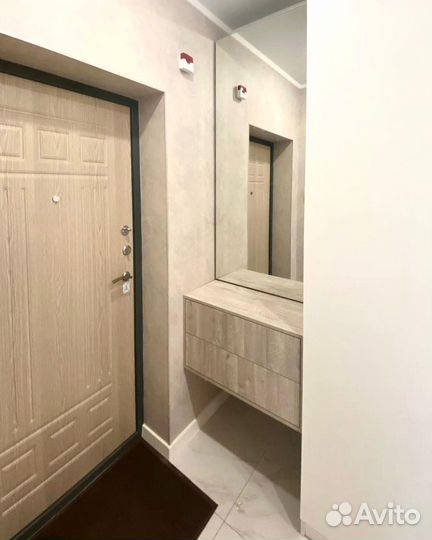 Встренная гардеробная с зеркалом