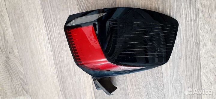 Peugeot 5008 левый задний фонарь (9811028080)