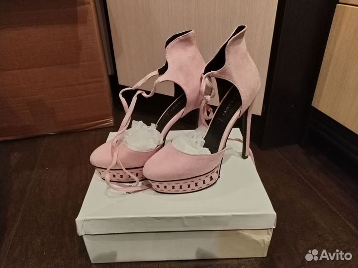 Босоножки новые