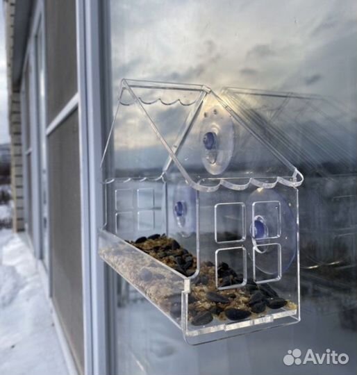 Кормушка для птиц на окно