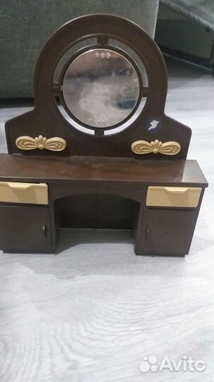 Туалетный столик с зеркалом