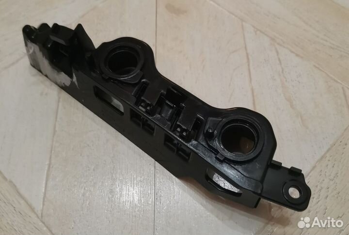 Audi a6 c8 Кронштейн направляющая бампера переднег