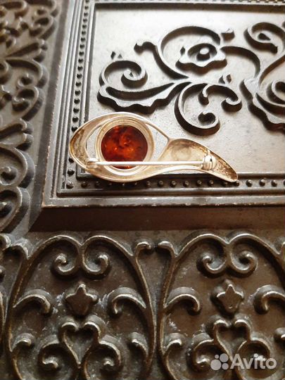 Брошь янтарь природный серебро 925пр.третий глаз