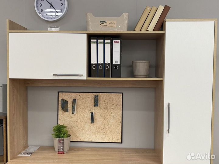 Письменный стол с ящиками и полками