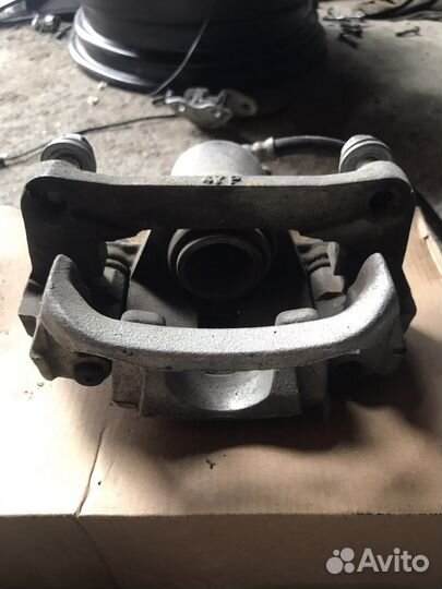 Land cruiser 200 супорт задний левый