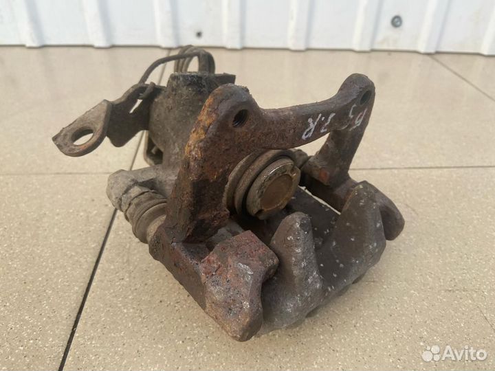 Тормозной суппорт задний правый Volkswagen Passat B5+