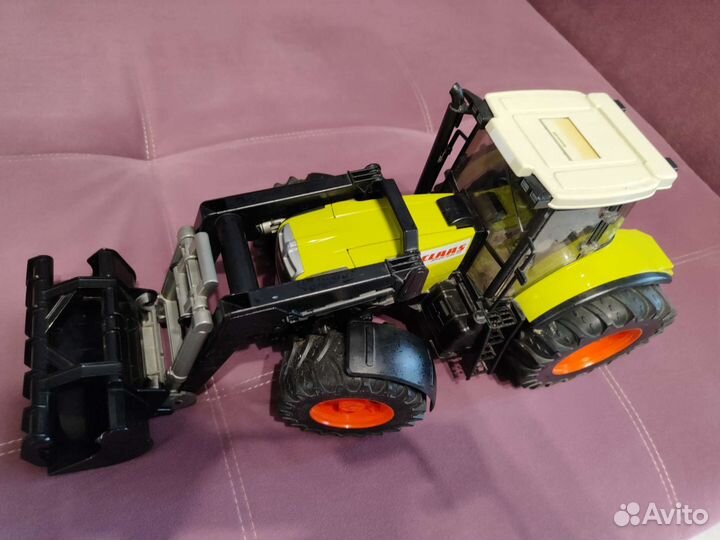 Трактор игрушечный
