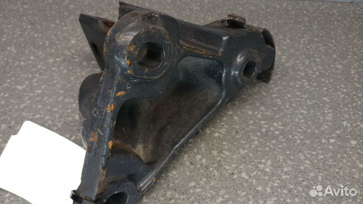 Опорная стойка передней подвески кабины левая