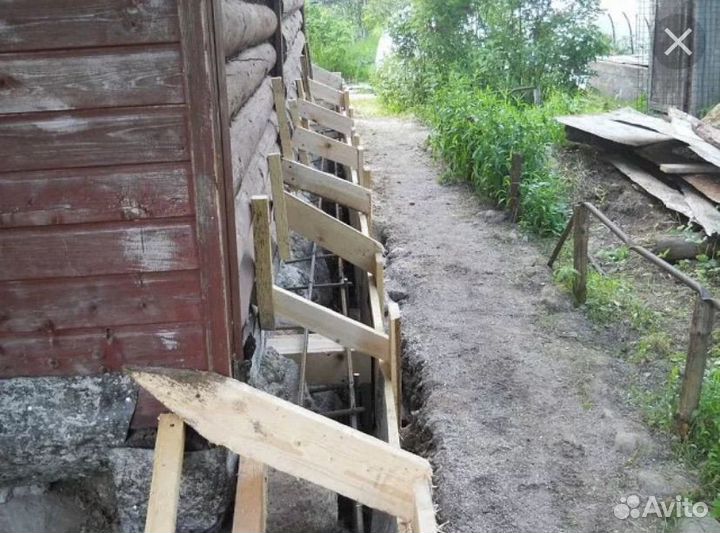 Дом с фундаментом. Деревянный фундамент. Старый фундамент. Фундамент старых деревянных домов. Фундамент деревянного лома.