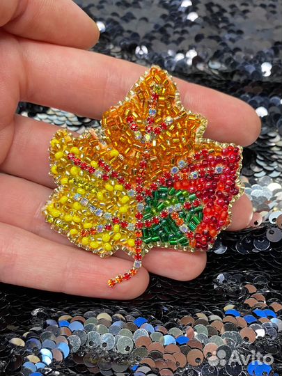 Брошь из бисера ручной работы