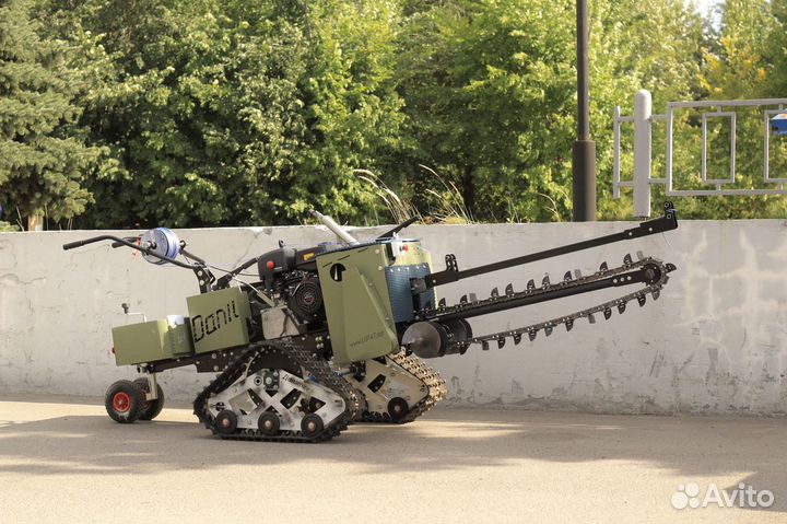 Прицеп с самоходным траншеекопателем