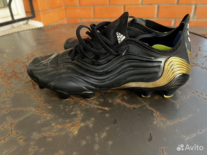 Футбольные бутсы adidas