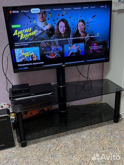 Тумба под телевизор с кронштейном