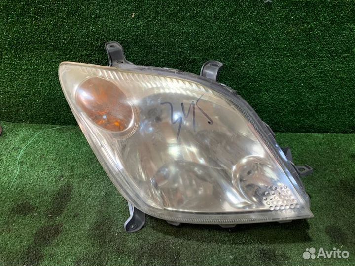 Фара передняя правая Toyota Ist NCP65