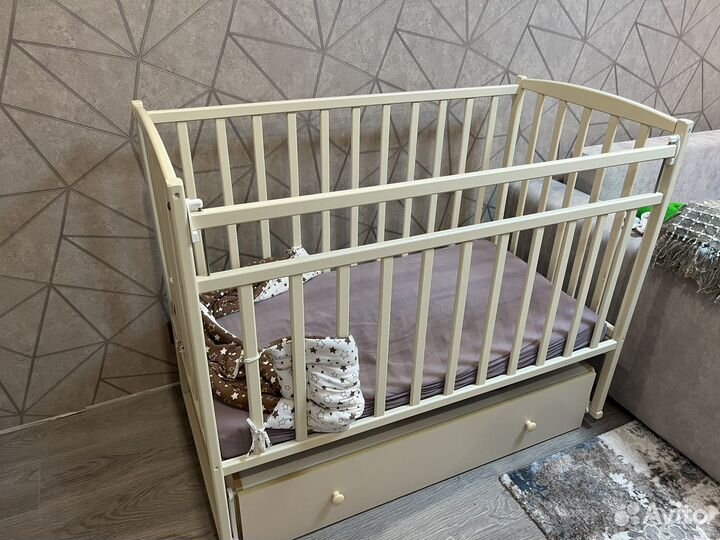 Детская кроватка с маятником