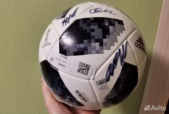 Мяч Telstar World Cup с автографами звезд