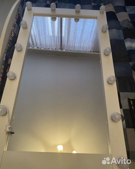 Гримерное зеркало с лампочками