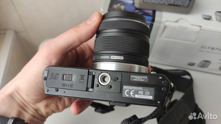 Olympus E-PM1 в коробке со вспышкой