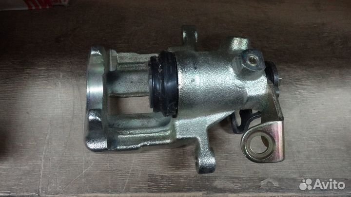 Суппорт тормозной задний левый 4A0615423