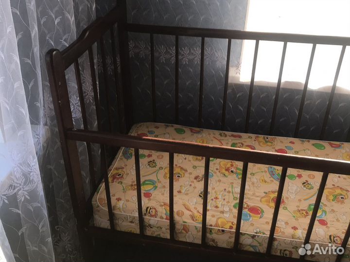 Детская кроватка с маятником