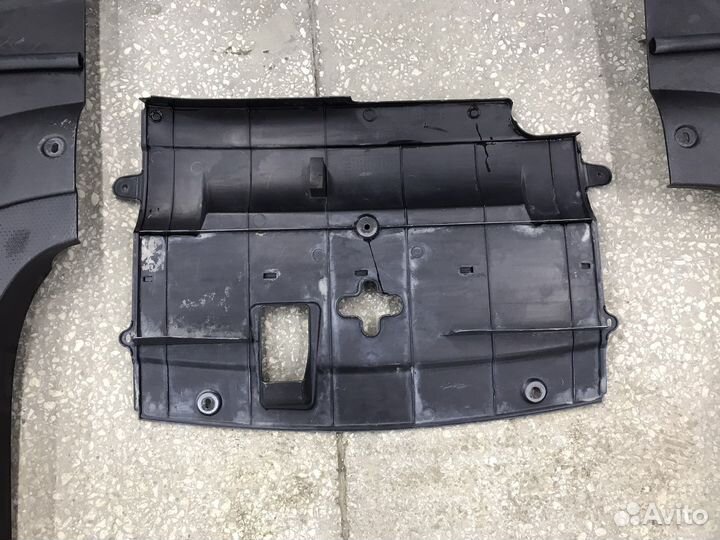 Подкапотный пластик Lexus LX570 450D 2007-2015