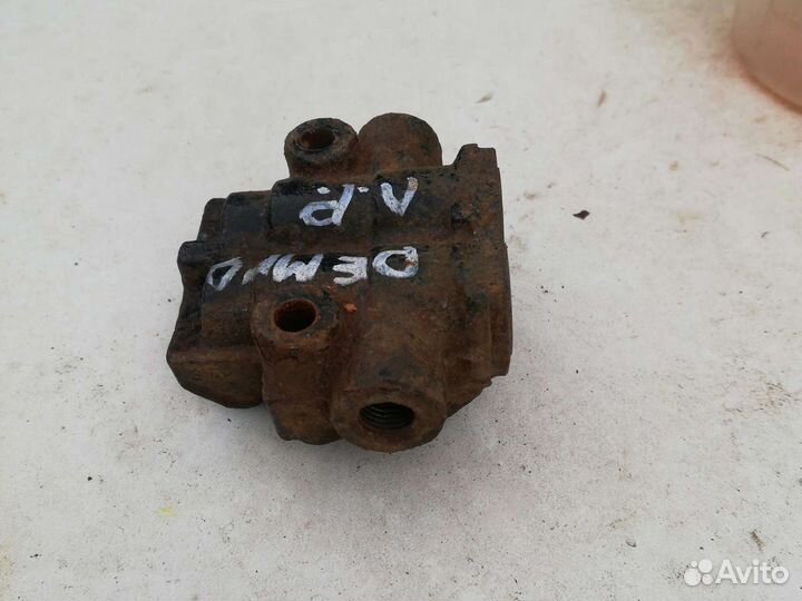 Распределитель тормозной системы Мазда Демио 1