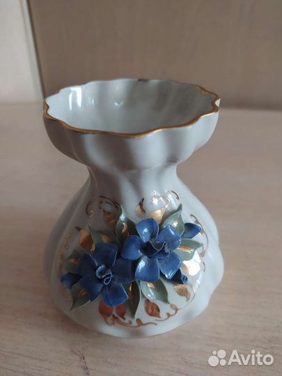 Маленькая вазочка, шкатулки, статуэтки