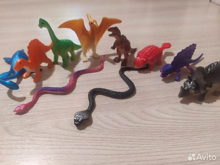 Фигурки динозавров и змей