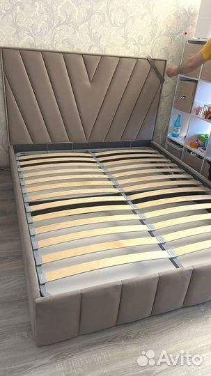 Кровать с подъемным механизмом