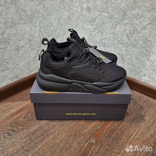 Новые утеплённые кроссовки 