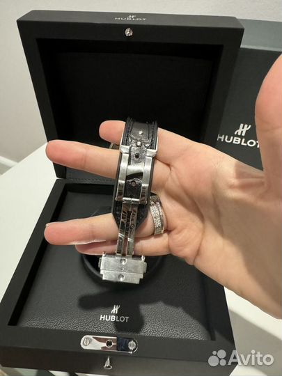 Часы Hublot classic fusion 38 mm с бриллиантами