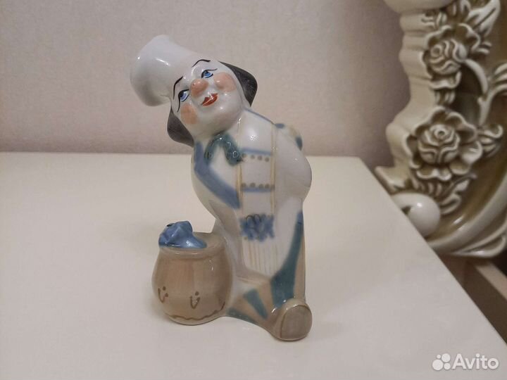 Фарфоровая статуэтка Клоун