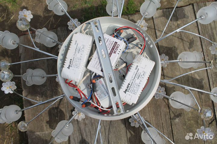 Продаётся люстра с пультом управления